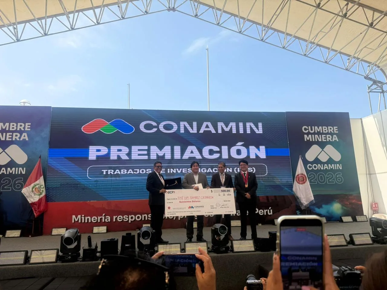 Ing. José Luis Ramírez Castañeda en el escenario de la premiación de trabajos de investigación de CONAMIN 2026